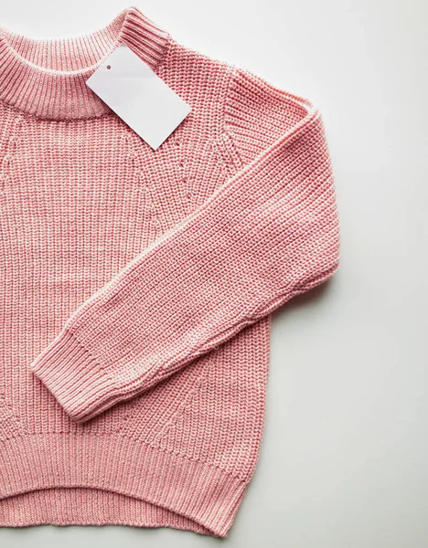 Close up van trui of pullover met prijskaartje — Stockfoto