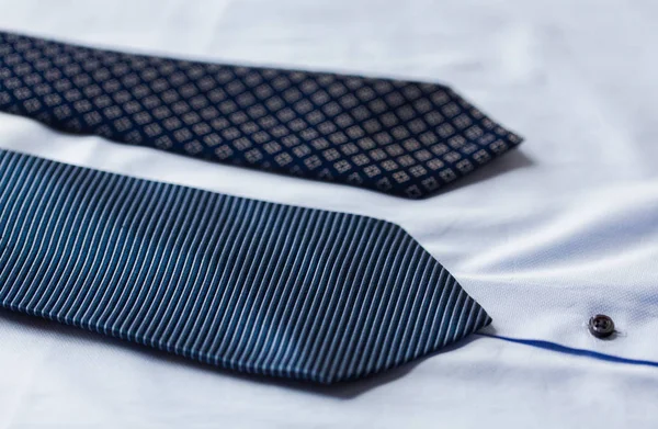 Primer plano de la camisa y corbatas con dibujos azules — Foto de Stock