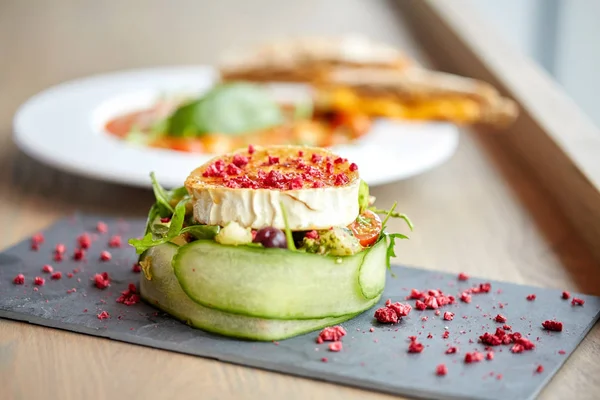 Салат з козячого сиру з овочами в ресторані — стокове фото