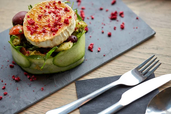 Салат з козячого сиру з овочами в ресторані — стокове фото