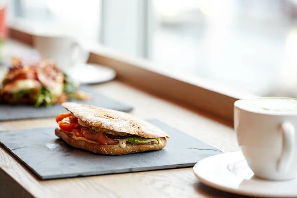 Лосось паніні сендвіч на кам'яній тарілці в кафе — стокове фото