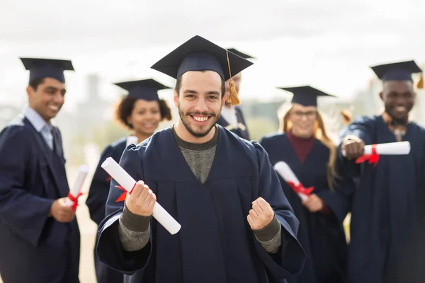 Estudante feliz com diploma celebrando a formatura — Fotografia de Stock