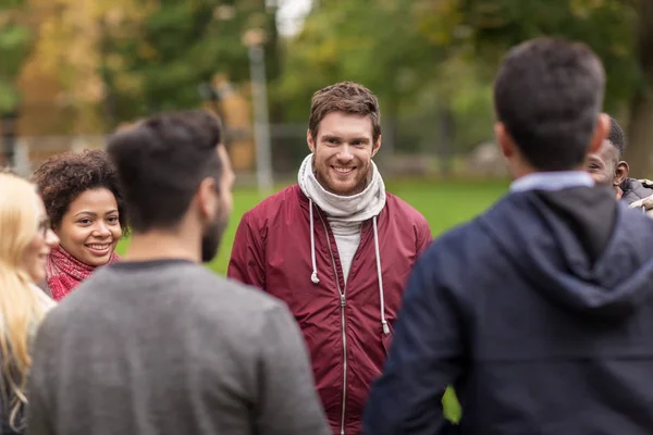 Gruppe glücklicher internationaler Freunde im Freien — Stockfoto