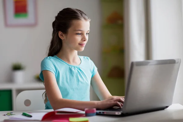Chica feliz escribiendo en el ordenador portátil en casa —  Fotos de Stock