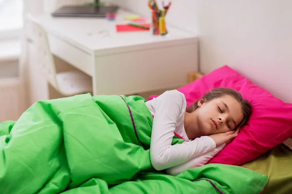 Chica durmiendo en su cama en casa —  Fotos de Stock