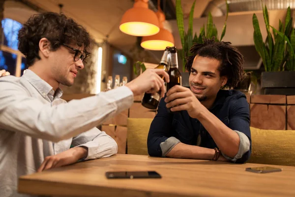 Šťastné kamarády pít pivo na bar či hospodu — Stock fotografie