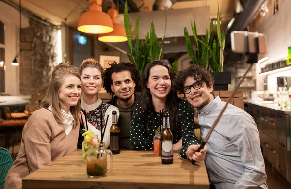 Amigos tomando selfie por smartphone no bar ou café — Fotografia de Stock
