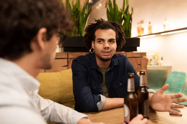 Glückliche männliche Freunde, die Bier in der Bar oder Kneipe trinken — Stockfoto