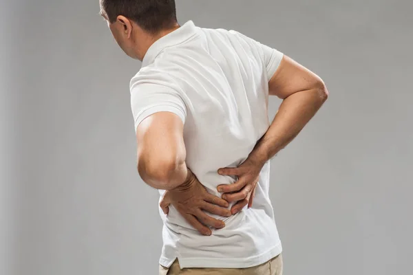 Az ember szenved hátfájástól közelről — Stock Fotó
