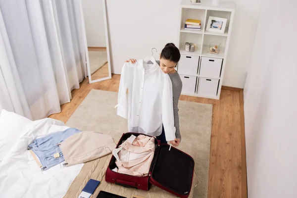 Bolso de viaje de embalaje de mujer en casa o habitación de hotel — Foto de Stock