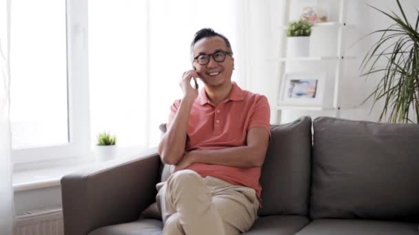 Mutlu adam evde akıllı telefondan arıyor. — Stok video