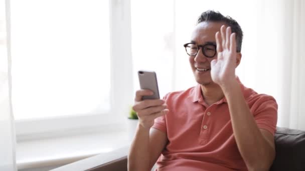 Hombre feliz tener videollamada en el teléfono inteligente en casa — Vídeos de Stock