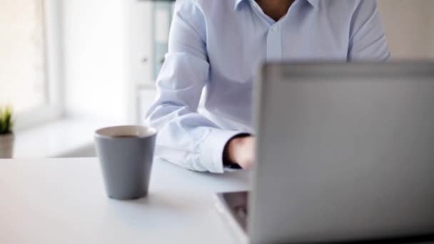 Homme d'affaires avec ordinateur portable boire du café au bureau — Video