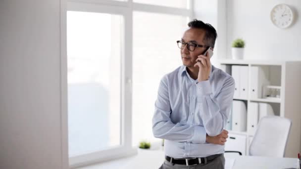 Hombre de negocios llamando en teléfono inteligente en la oficina — Vídeos de Stock