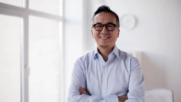 Счастливый азиатский бизнесмен машет рукой в офисе — стоковое видео