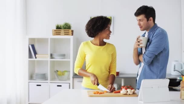 Casal feliz cozinhar comida em casa cozinha — Vídeo de Stock