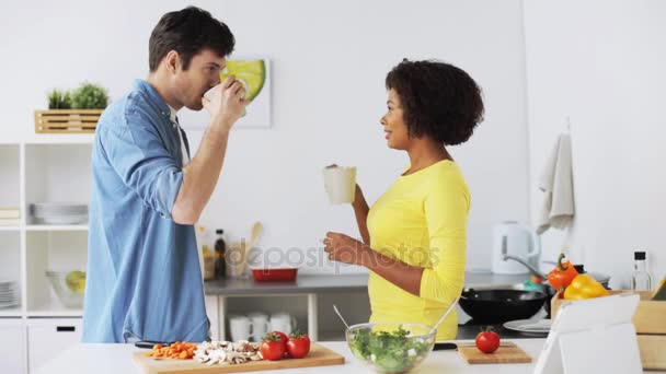 Couple cuisson des aliments et boire du café à la maison — Video