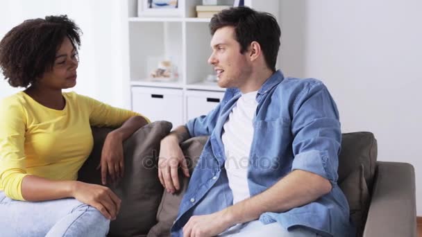 Feliz sonriente internacional pareja hablando en casa — Vídeos de Stock