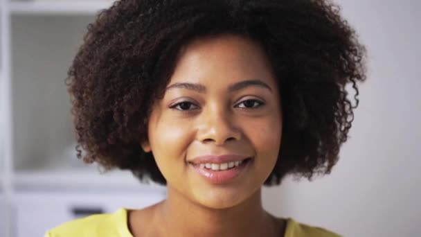 Ευτυχισμένος αφρικανική αμερικανική γυναίκα προσώπου στο σπίτι — Αρχείο Βίντεο