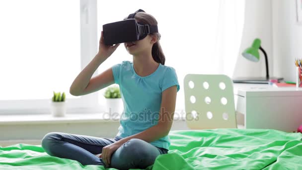 Счастливая девушка в гарнитуре или 3D-очках дома — стоковое видео