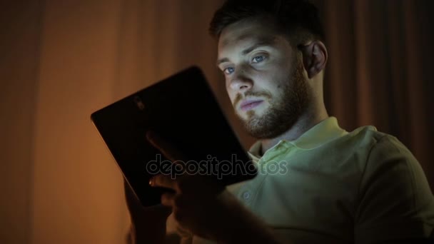 Tablet pc bilgisayar gece ile genç adam — Stok video