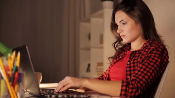 학생 또는 밤 집에 노트북에 입력 하는 여자 — 비디오