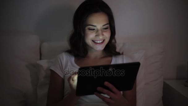 Giovane donna con tablet pc a letto a casa camera da letto — Video Stock