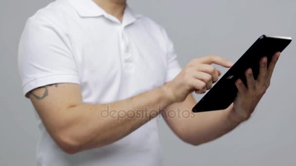 Man with tablet pc over gray background — Stock Video