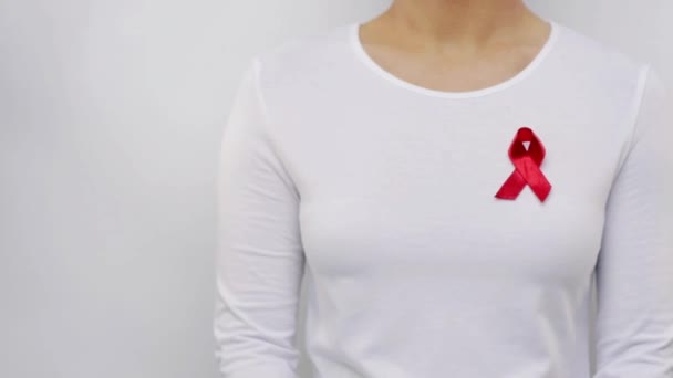 Kvinna med röd awareness ribbon — Stockvideo