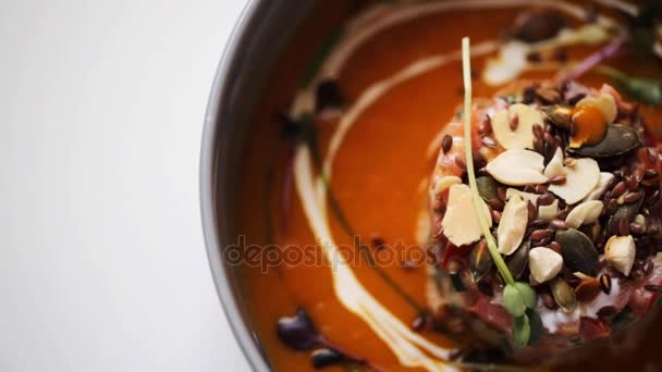 El primer plano de la sopa de calabaza-jengibre vegetal en el bowl — Vídeos de Stock