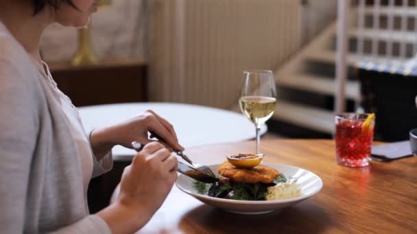 Vrouwen eten bij restaurant van nordic keuken — Stockvideo