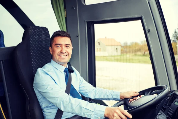 Motorista feliz dirigindo ônibus interurbano — Fotografia de Stock