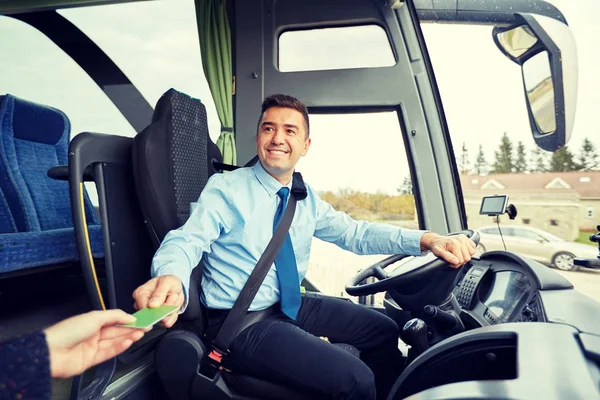 Busfahrer nimmt Fahrkarte oder Karte vom Fahrgast — Stockfoto
