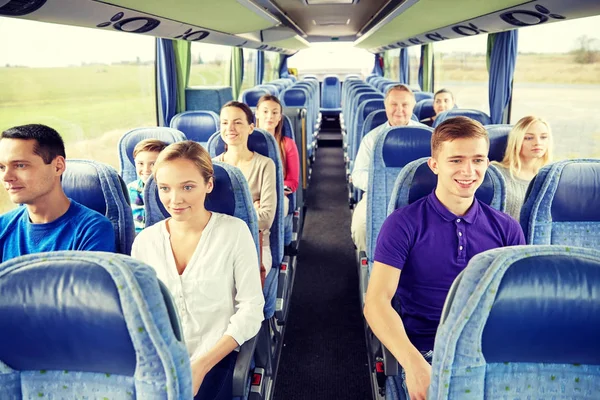 Groep tevreden passagiers in de bus reizen — Stockfoto