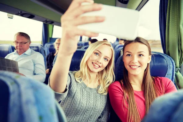 Frauen machen Selfie mit dem Smartphone im Reisebus — Stockfoto