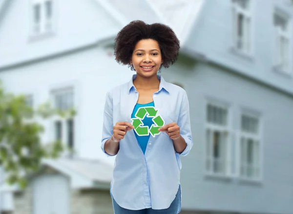 Lycklig afro amerikansk kvinna över huset bakgrund — Stockfoto