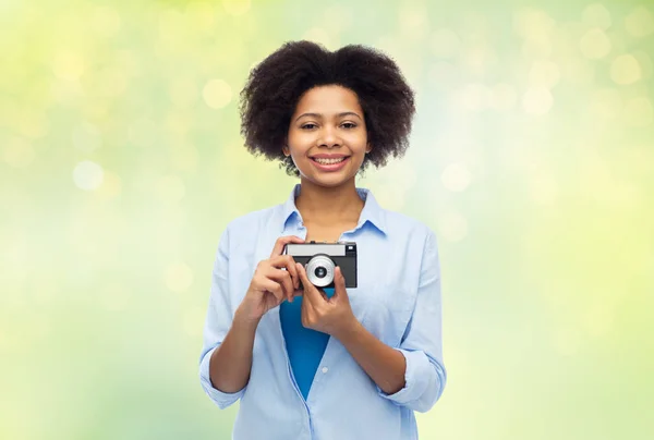 Lycklig afroamerikanska kvinna med filmkamera — Stockfoto