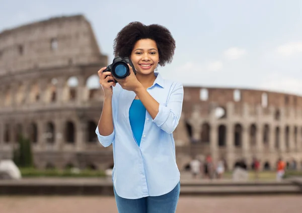 Heureuse afro américaine femme avec appareil photo numérique — Photo