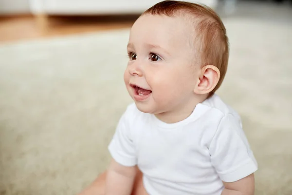 Närbild av glad liten pojke eller flicka hemma — Stockfoto
