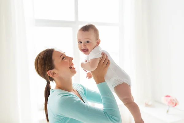 Gelukkig jong moeder met weinig baby thuis — Stockfoto