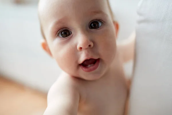 Evdeki mutlu küçük erkek ya da kız bebeğe yakın durun. — Stok fotoğraf