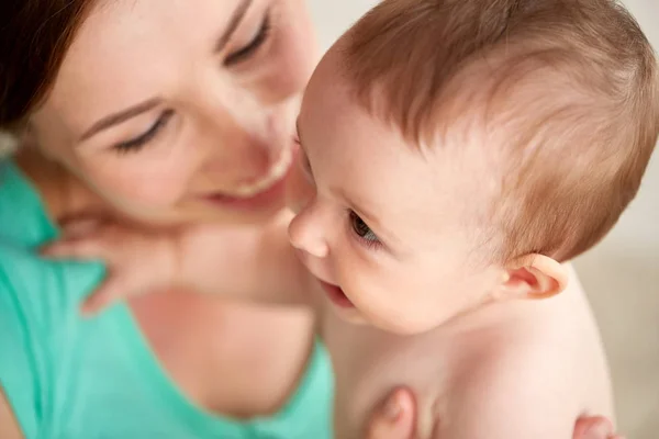 Feliz joven madre con pequeño bebé en casa —  Fotos de Stock