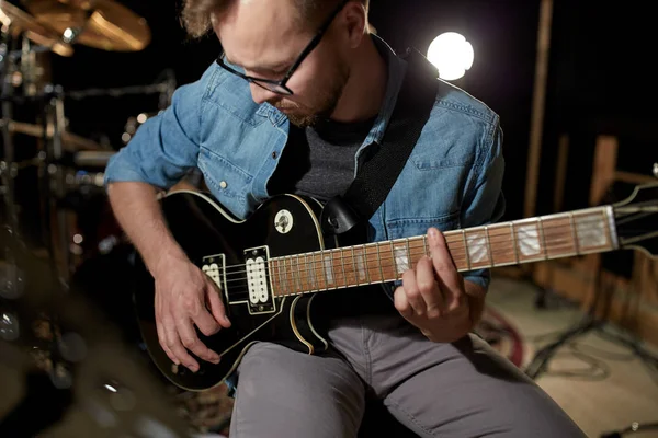 Man spela gitarr vid studio repetition — Stockfoto