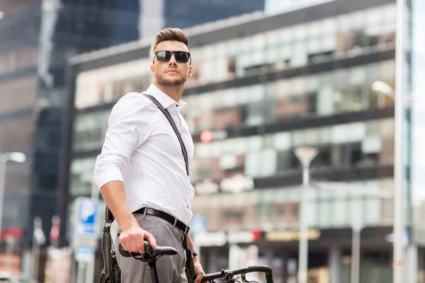 街の通りに自転車の若い男 — ストック写真