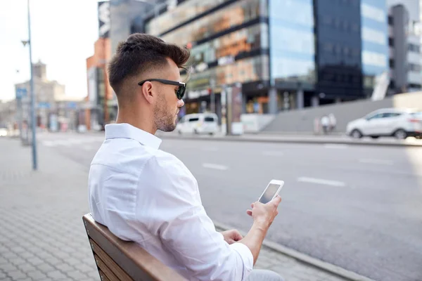 Primer plano del hombre mensajes de texto en el teléfono inteligente en la ciudad —  Fotos de Stock