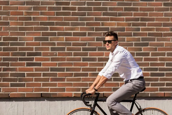 Młody człowiek jazda na rowerze na ulicy miasta — Zdjęcie stockowe