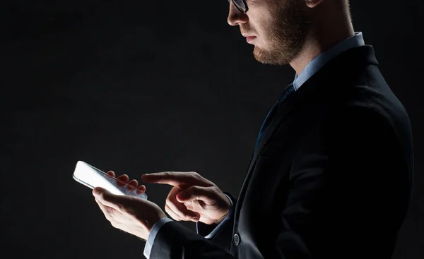 Primer plano de hombre de negocios con teléfono inteligente de vidrio — Foto de Stock