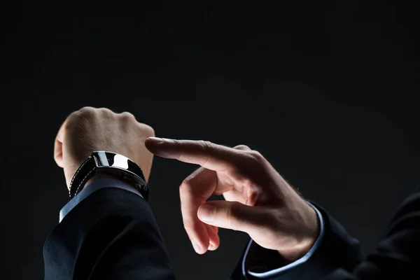 Närbild av affärsmannen händer med smart Watch-klocka — Stockfoto