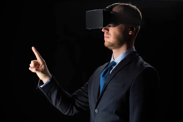 Geschäftsmann mit Virtual-Reality-Brille oder Headset — Stockfoto