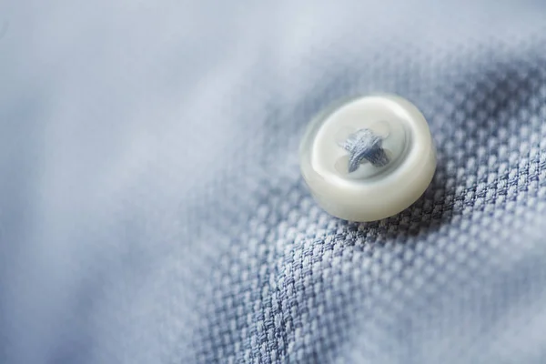 Fechar-se de botão camisa azul — Fotografia de Stock